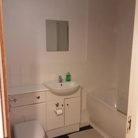 Accommodatie bij particulieren The Potteries 1, With Shared Kitchen And Shared Bathroom