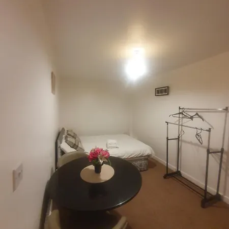 The Potteries 1, With Shared Kitchen And Shared Bathroom *